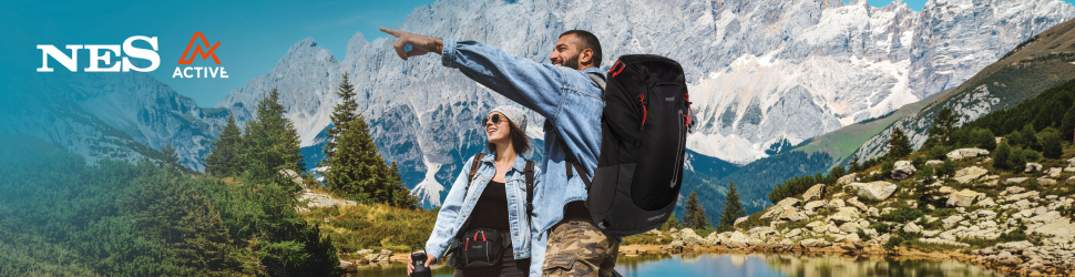 Dve osebi stojita ob alpskem jezeru s pohodniško opremo; ena oseba drži pohodne palice, druga steklenico, v ozadju pa se dvigajo visoke skalnate gore. Na levi strani slike sta logotipa NES in Active.