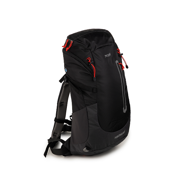 Crni planinarski ruksak s crvenim vezicama, prozračnim leđima.