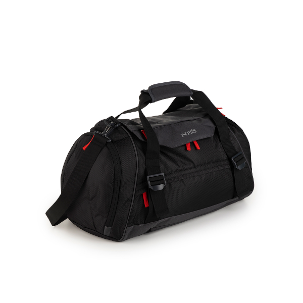 Crna putna torba s crvenim detaljima, odvojivim remenom za rame i gornjim ručkama.