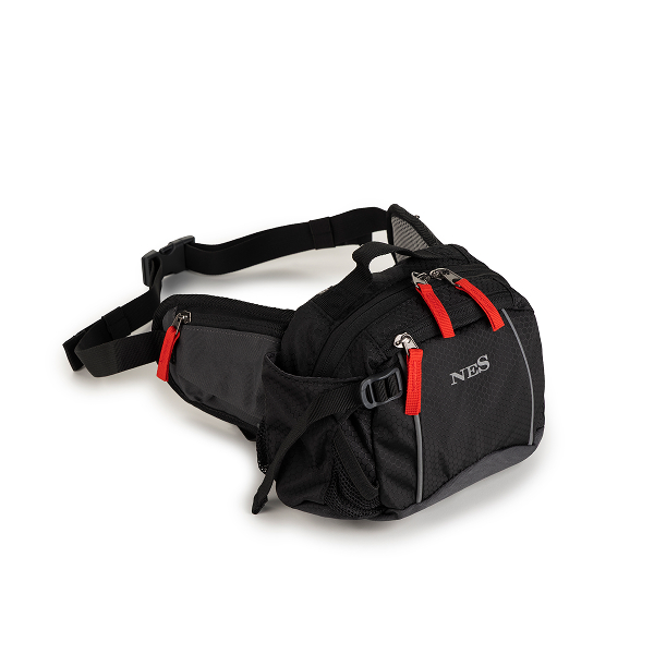 Crna torba za pojas s više pretinaca i crvenim patentnim zatvaračima, dizajnirana za sport i šetnju.